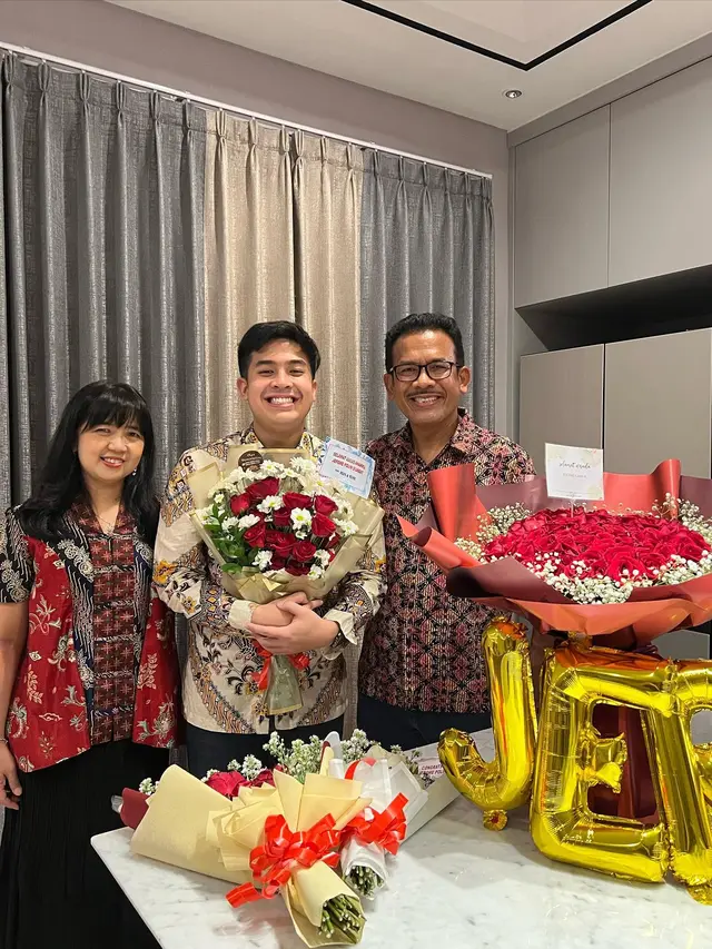 Dapat Kejutan, Ini 7 Potret Jerome Polin Usai Jalani Sidang Skripsi