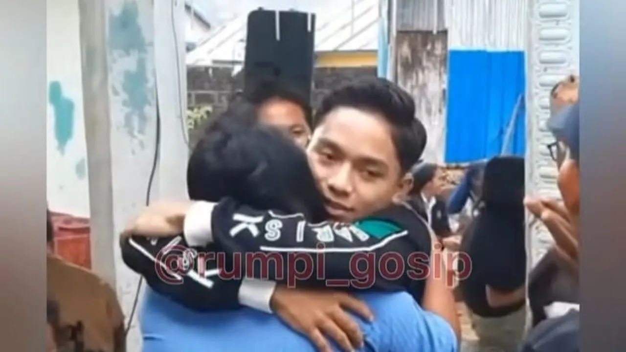 Potret haru Betrand Peto disambut keluarga saat pulang kampung (Sumber: Instagram/@rumpi_gosip)