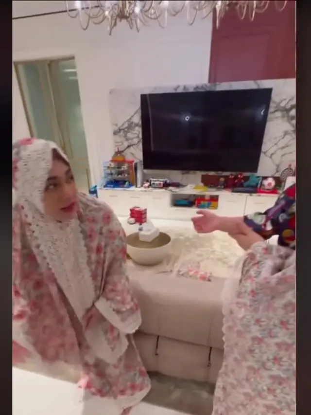 Celine Evangelista Pakai Mukena