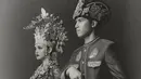 Potret bernuansa hitam putih bikin keduanya terlihat seperti raja dan ratu dari masa kerajaan. [@syifahadju]
