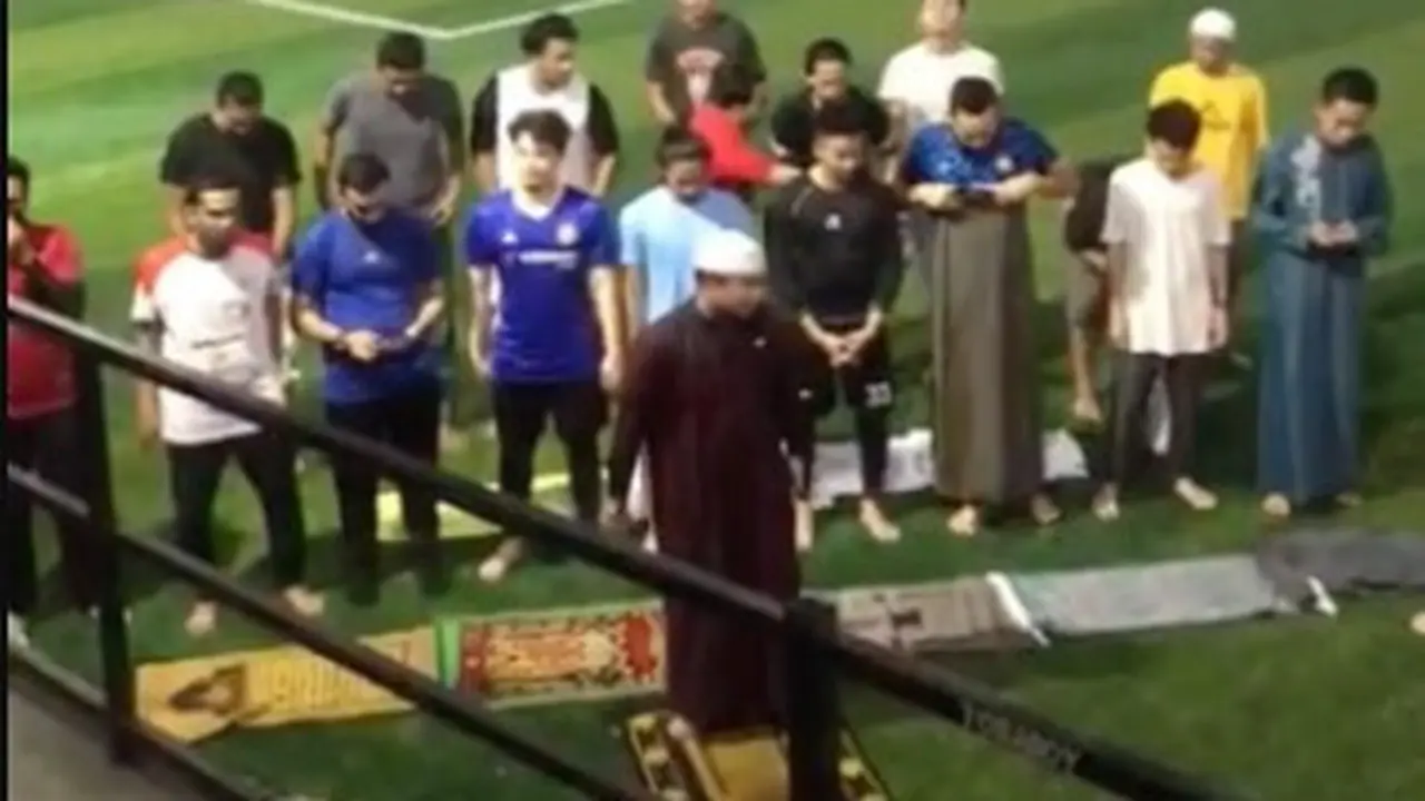 Teuku Wisnu salat berjamaah di lapangan sepak bola (https://www.instagram.com/p/CZavcoQlPPv/)