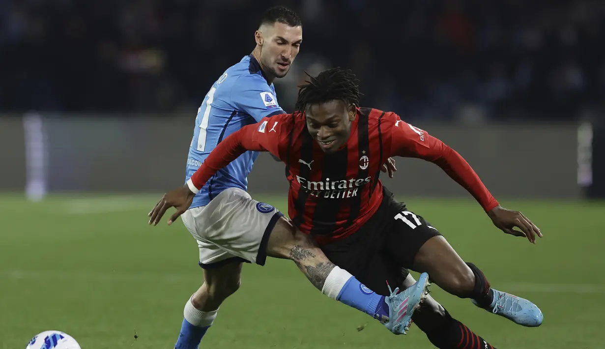 AC Milan baru memperoleh peluang pada menit ke-28. Rafael Leao (kanan) melepaskan tembakan dari jarak jauh ke sudut kiri gawang Napoli yang masih mampu dihalau kiper David Ospina. Skor 0-0 bertahan hingga babak pertama usai. (LaPresse via AP/Alessandro Garofalo)