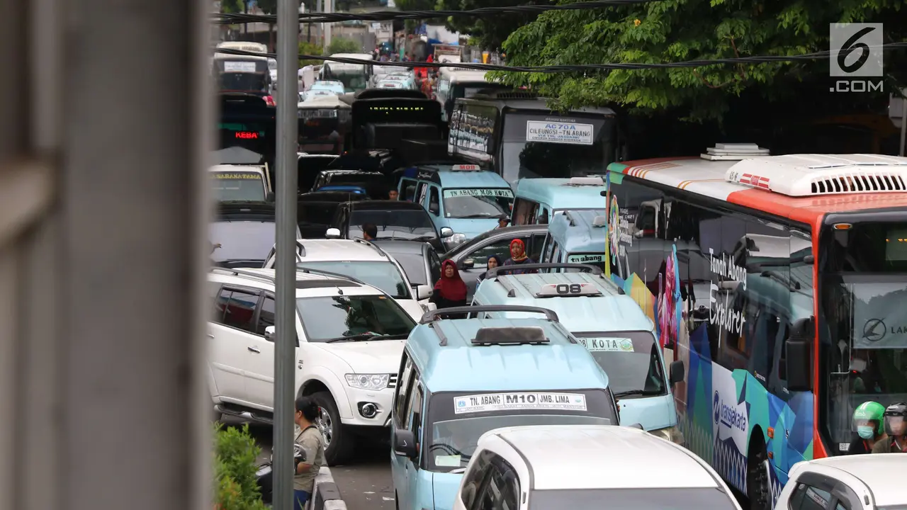 Jalan Ditutup untuk PKL, Kawasan Tanah Abang Makin Macet