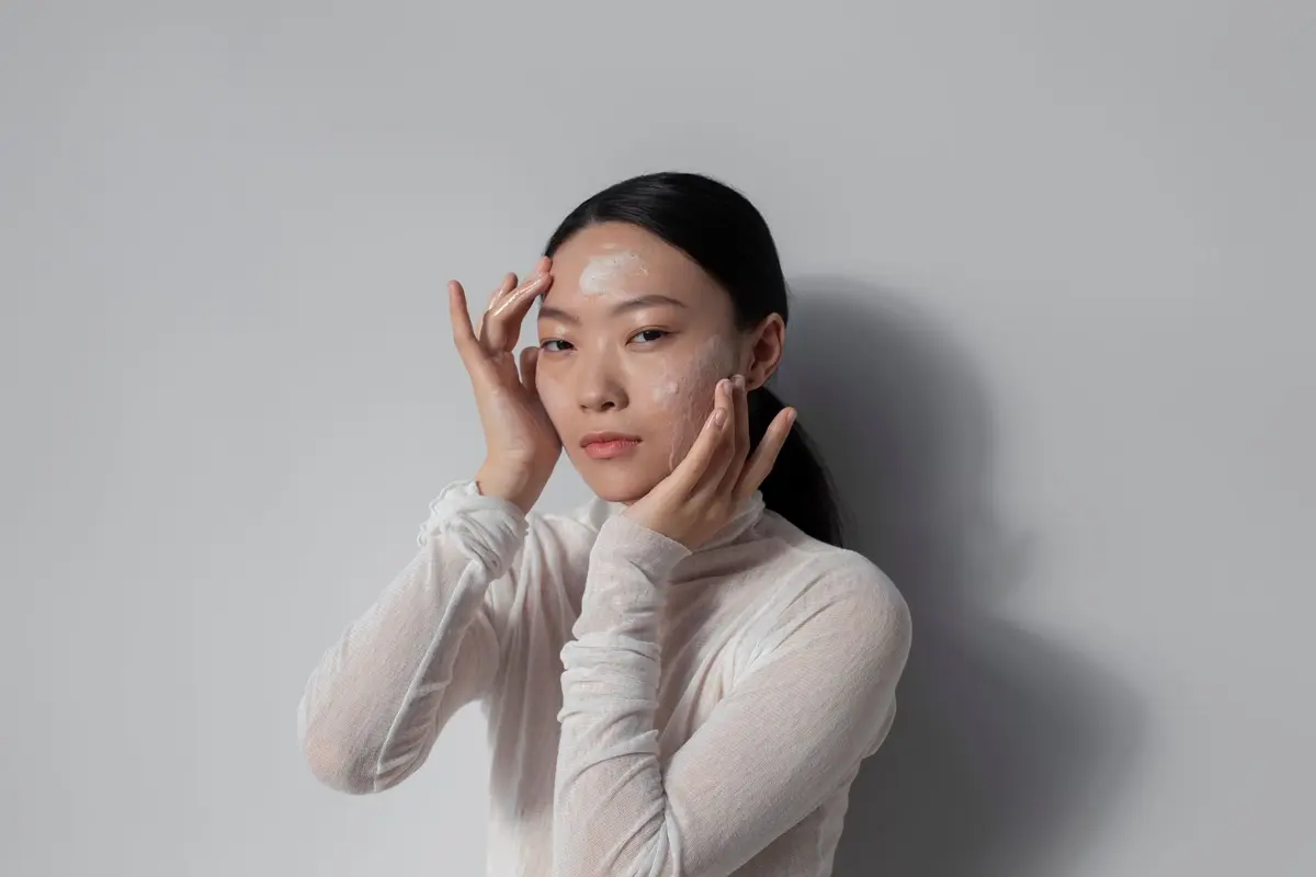 Ilustrasi Memakai Skincare (photo by freepik.com)
