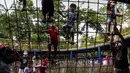 Anak-anak didampingi orang tua mereka bermain di Taman Puring, Jakarta, Minggu (9/1/2022). Di tengah ancaman penyebaran covid-19 varian Omicron dan pemberlakukan PPKM level 2, masyarakat tetap melakukan aktivitas pada akhir pekan di luar rumah. (Liputan6.com/Johan Tallo)