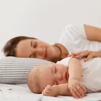 Sleep training adalah cara melatih bayi agar bisa tidur sendiri dan kembali terlelap ketika terbangun di tengah malam.[Dok/freepik.com/user18526052]