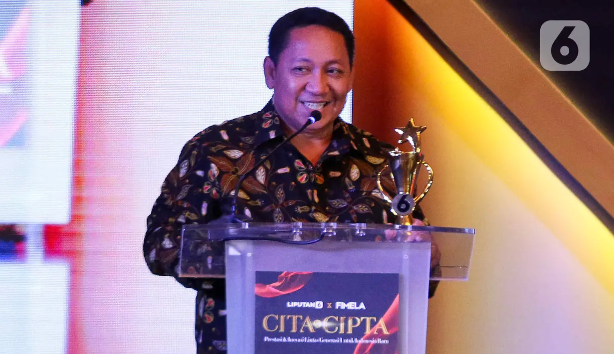 Bupati Kabupaten Pulau Taliabu,  Aliong Mus memberikan sambutan saat acara Anugerah Inspiratif Liputan6.com di hotel Shangri La, Jakarta, Rabu (31/7/2024). Bupati Kabupaten Pulau Taliabu  menerima penghargaan Tokoh Inspiratif Penggerak Kemajuan Insfrastuktur Pariwisata dan Inklusi Digital di Pedesaan. (Liputan6.com/Herman Zakharia)