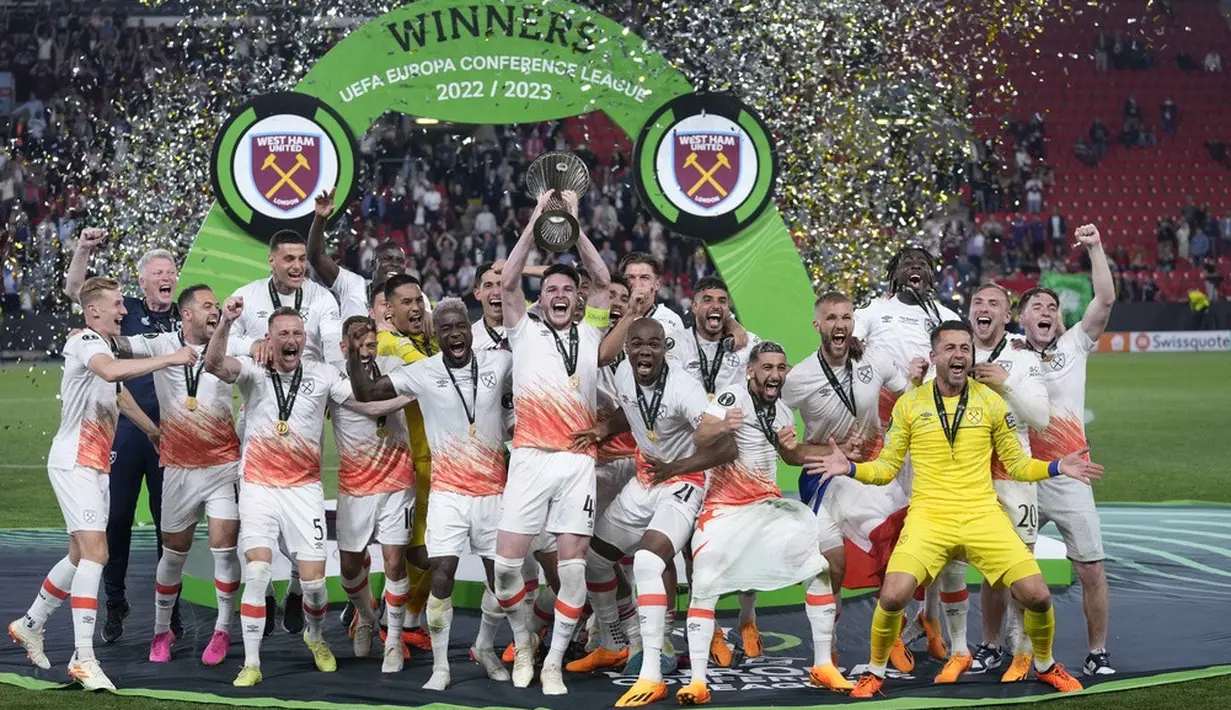 <p>West Ham United tampil sebagai juara UEFA Europa Conference League (UECL) 2022/2023. Skuad asuhan David Moyes berhasil meraih trofi tertinggi di kompetisi ini usai kalahkan Fiorentina 2-1 di laga final. (AP Photo/Darko Bandic)</p>