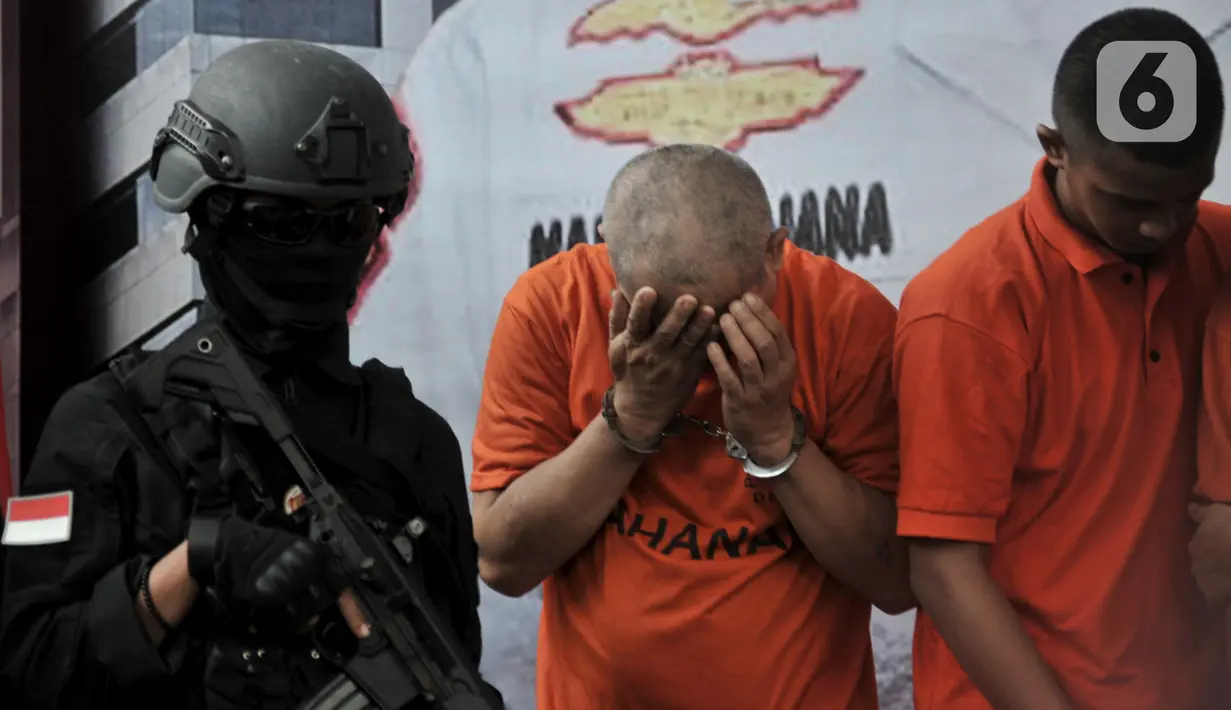 Tersangka dihadirkan dalam rilis pengungkapan narkoba  jenis ganja di Mapolda Metro Jaya, Jakarta, Rabu (22/1/2020). Ditresnarkoba Polda Metro Jaya beserta Polres jajaran kembali mengungkap kasus penyalagunaan narkoba jenis ganja dengan total 1,343 ton. (merdeka.com/Iqbal Nugroho)