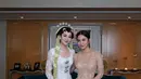 Saat didapuk menjadi bridesmaid Aaliyah Massaid, Azizah Salsha kembali mempercayakan Asky Febrianti untuk merancang kebaya bridesmaidnya. [@azizahsalsha_].