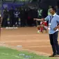 Djajang Nurdjaman tegang saksikan Persib vs Mitra Kukar (Helmi Fithriansyah/Liputan6.com)