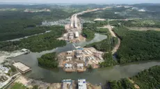 Foto yang diambil pada tanggal 12 Juli 2024 ini menunjukkan pemandangan dari udara dari jalan tol baru yang menghubungkan Ibu Kota Nusantara dengan kota Balikpapan, Kalimantan Timur yang masih dalam tahap penyelesaian pembangunan. (Foto: AFP)