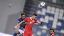 Bek Italia, Alessandro Bastoni berebut bola udara dengan gelandang Polandia, Sebastian Szymanski pada pertandingan UEFA Nations League di Stadion Mapei, di Reggio Emilia, Italia, Minggu (15/11/2020). Italia menang atas Polandia 2-0. (Fabio Ferrari/LaPresse via AP)