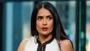 Salma Hayek mengaku mulai merokok sejak syuting Frida namun sudah berhenti. Kendati demikian, ia masih tertangkap merokok. (Vanity Fair)