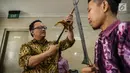 Pengunjung melihat koleksi keris dari Paguyuban Tosan Aji Jayakarta yang dipamerkan dalam acara silaturrahim Kebudayaan di Gedung PBNU, Jakarta, Jumat (28/7). Sebanyak 99 keris dari Bali dan Jawa dipamerkan. (Liputan6.com/Faizal Fanani)