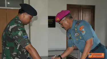 Citizen6, Surabaya: Danpasmar 1 Surabaya, Brigjen TNI (Mar) R. Gatot Suprapto saat menulis buku tamu di loby gedung Kihadjar Dewantara. (Pengirim: Penkobangdikal). 