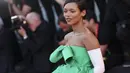 Taylor Russell berpose untuk fotografer setibanya di pemutaran perdana film 'Bones and All' selama Venice Film Festival ke-79 di Venesia, Italia (2/9/2022). Gaun tersebut terdiri dari siluet tebal, hiasan busur, jalur warna hijau zamrud dan dibuat dari kain satin yang mewah. (Photo by Joel C Ryan/Invision/AP)