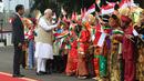 Perdana Menteri (PM) India, Narendra Modi didampingi Presiden Joko Widodo (Jokowi) bersalaman dengan murid Sekolah Dasar berpakaian adat Indonesia dalam upacara penyambutan di Istana Merdeka, Jakarta, Rabu (30/5). (Liputan6.com/Angga Yuniar)