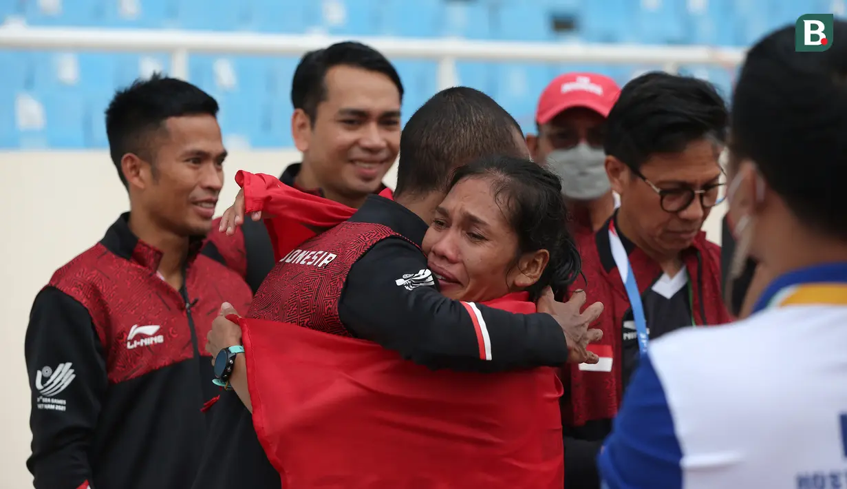 Peluk haru pun langsung diberikan oleh para rekan sesama atlet. (Bola.com/Ikhwan Yanuar)