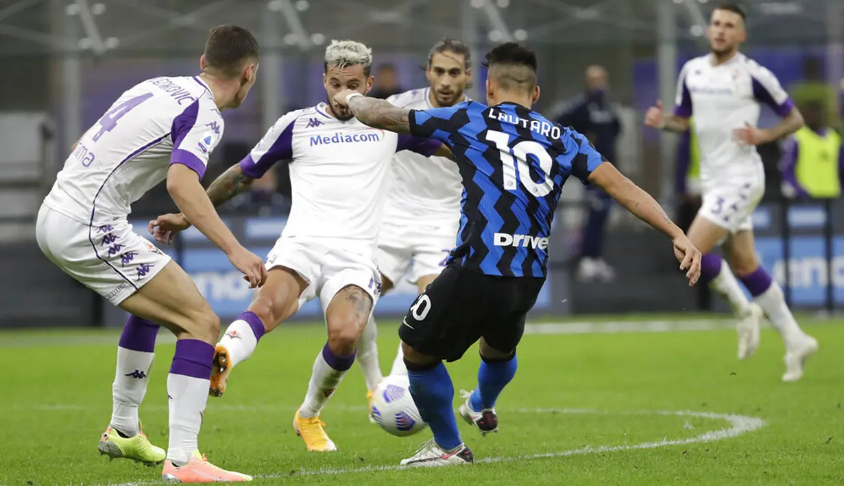 Pemain Inter Milan Lautaro Martinez (kanan) mencetak gol ke gawang Fiorentina pada pertandingan Serie A di Stadion San Siro, Milan, Italia, Sabtu (26/9/2020). Inter Milan mengalahkan Fiorentina dengan skor 4-3. (AP Photo/Luca Bruno)