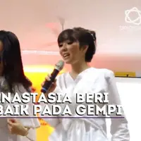 Gisella Anastasia berbicara di depan anak-anak penderita kanker.  