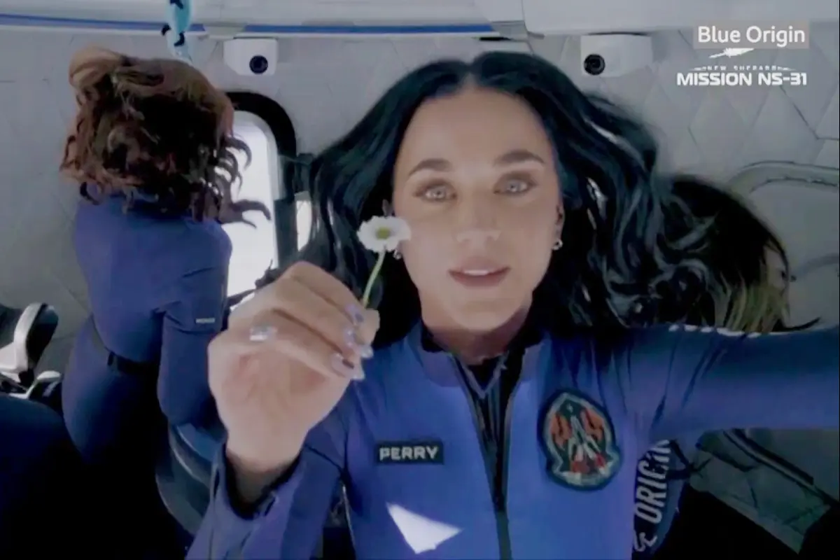Katy Perry ke Luar Angkasa