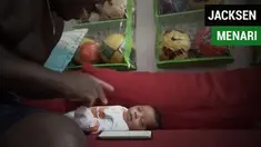 Berita video Pelatih Barito Putera, Jacksen F. Tiago, sedang berbahagia karena kelahiran anak keduanya, Diego Samir. Ia punya gaya menari diiringi lagu hip hop untuk si buah hati. Seperti apa gaya coach Jacksen?