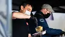 Staf perusahaan katering menyiapkan makanan gratis di Berlin, Jerman (16/4/2020). Tingkat infeksi baru COVID-19 di Jerman terus berada di bawah masa puncak saat jumlah kasus terkonfirmasi bertambah 2.866 dalam satu hari menjadi 130.450, demikian diumumkan RKI pada Kamis (16/4). (Xinhua/Binh Truong)