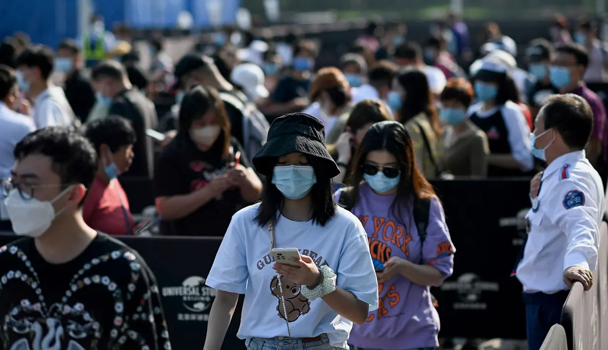 Warga antre untuk memasuki taman hiburan Universal Studios Beijing saat uji coba khusus undangan di Beijing, China, Rabu (1/9/2021). Universal Studios Beijing akan dibuka untuk umum pada 20 September 2021. (Noel Celis/AFP)