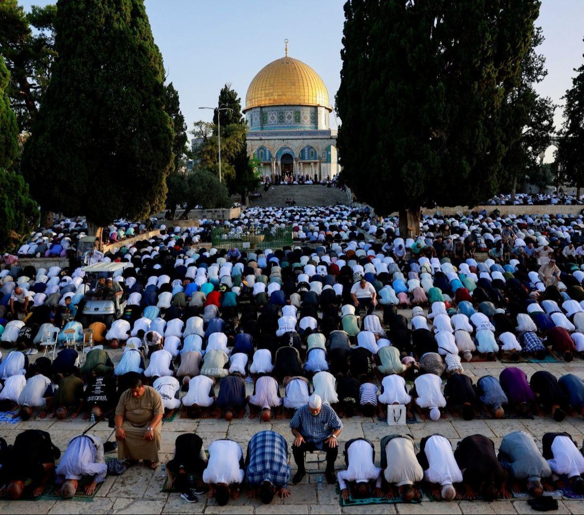 Di tengah ketegangan dan agresi Israel terhadap Gaza dan Tepi Barat yang terus meningkat, ribuan warga Palestina berkumpul di kompleks Masjid Al-Aqsa di Kota Tua Yerusalem untuk melaksanakan salat Iduladha 2014 pada hari Minggu (16/6/2024). Foto:&nbsp;REUTERS