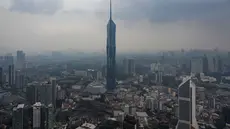 Menara Merdeka (KL118) dan gedung-gedung komersial tampak diselimuti kabut asap di Kuala Lumpur, Selasa, 11 Agustus 2026/ (AFP/ Mohd Rasfan).