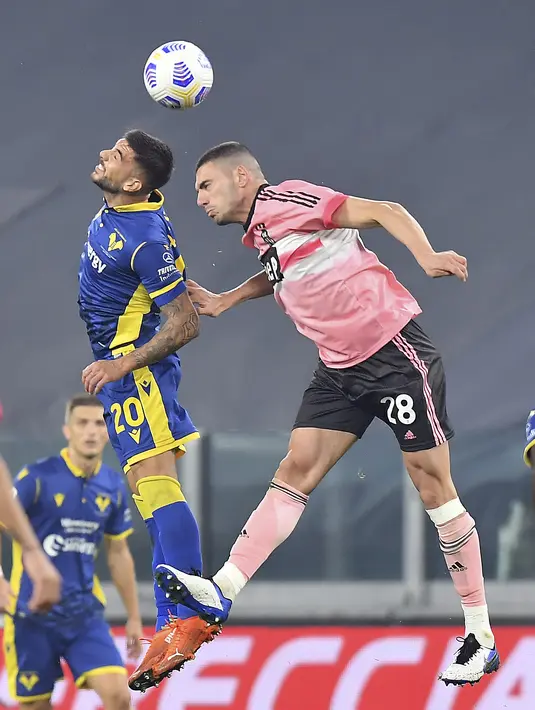 Bek Juventus, Merih Demiral berebut bola dengan gelandang Hellas Verona, Mattia Zaccagni pada pertandigan lanjutan Liga Serie A Italia di Allianz Stadium di Turin (25/10/2020). Juventus bermain imbang 1-1 atas Verona. (Tano Pecoraro/LaPresse via AP)
