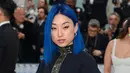 Margaret Zhang, Editor Vogue China tampil dengan baju yang mirip dengan Olivia Wilde. Ia tampil bercahaya dengan rambut biru elektriknya. [@themetgalaofficial]