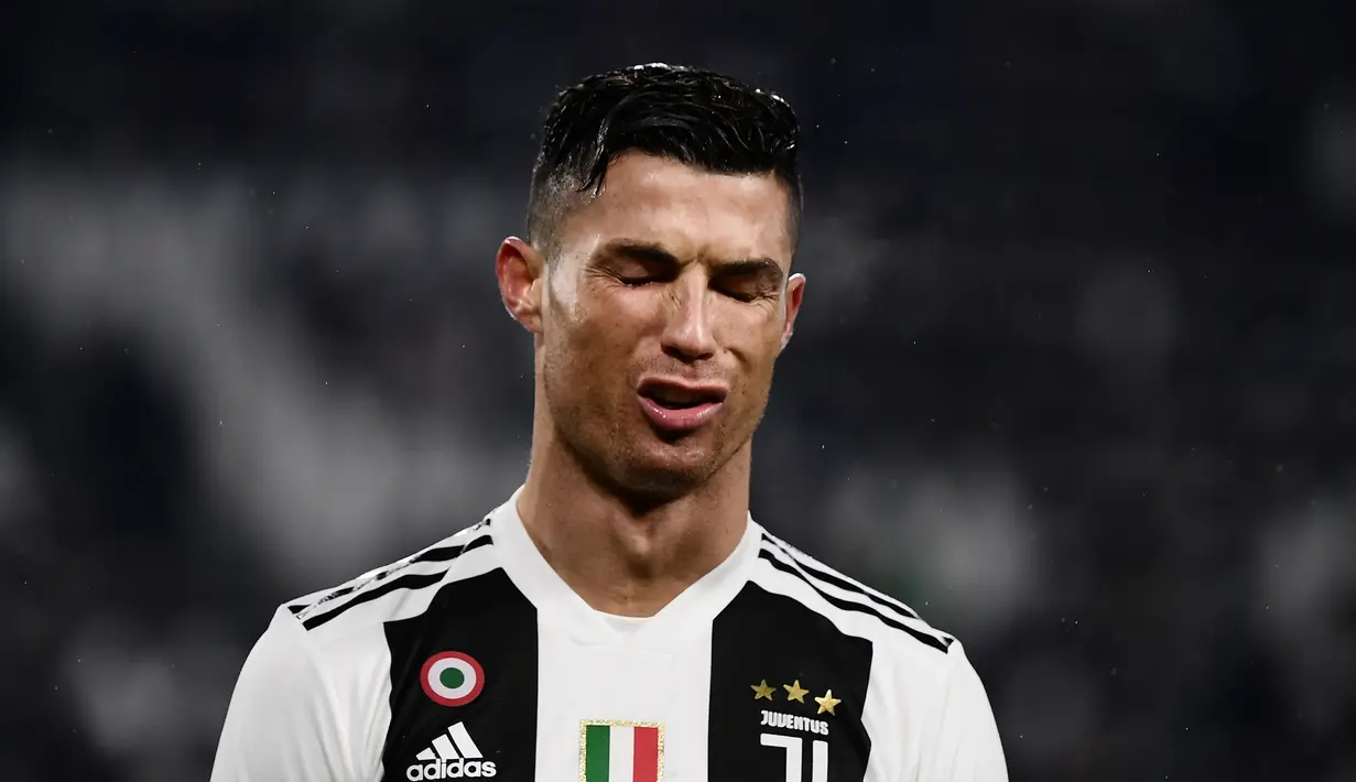 Ekspresi penyerang Juventus, Cristiano Ronaldo saat bertanding melawan Parma dalam lanjutan Serie A Italia di Allianz Stadium, Turin, Sabtu (2/2). Juventus ditahan imbang Parma dengan skor 3-3. (Marco BERTORELLO/AFP)