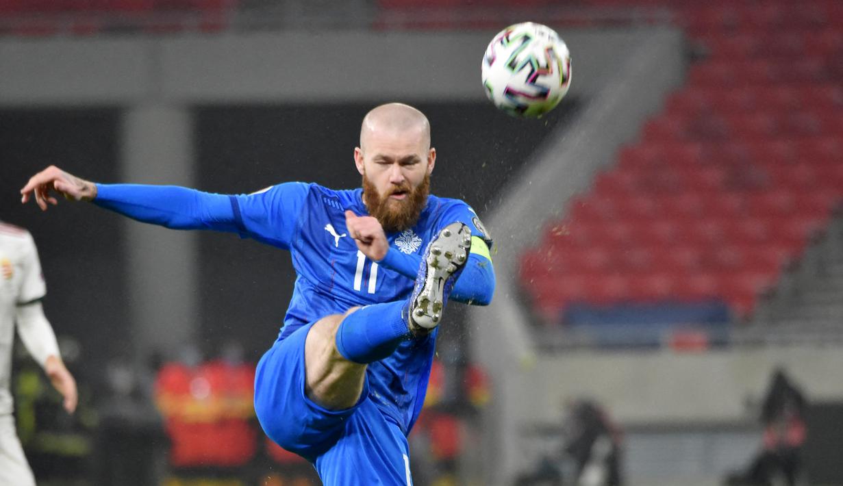 Pemain Islandia, Aron Gunnarsson, menendang bola saat melawan Hungaria pada laga Kualifikasi Euro 2024 di Puskas Arena (12/11/2020). Gunnarsson total menorehkan tiga gol yakni saat menang atas Liechtenstein.(AFP/Attila Kisbenedek)
