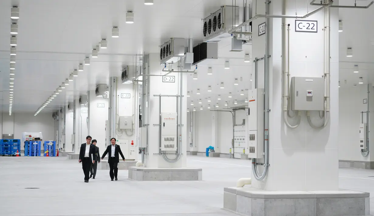 Suasana pasar ikan Toyosu yang akan resmi dibuka pada bulan Oktober mendatang, di Tokyo, Kamis (13/9). Disini akan menjadi lokasi baru untuk Pasar Ikan Tsukiji yang jadi destinasi wisata favorit yang telah dibuka sejak tahun 1935. (AP/Eugene Hoshiko)