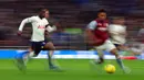 Pemain Tottenham Hotspur Yves Bissouma (kiri) berebut bola dengan pemain Aston Villa Bousbacar Kamara pada pertandingan sepak bola Liga Inggris di Stadion Tottenham Hotspur, London, 1 Januari 2023. Aston Villa mempermalukan Tottenham Hotspur dengan skor 2-0. (AP Photo/Ian Walton)