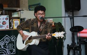 Dendi Nata tampil menjadi pembuka perayaan Satu Tahun Main-Main di Cipete di Jakarta, Senin (24/11). (dok)