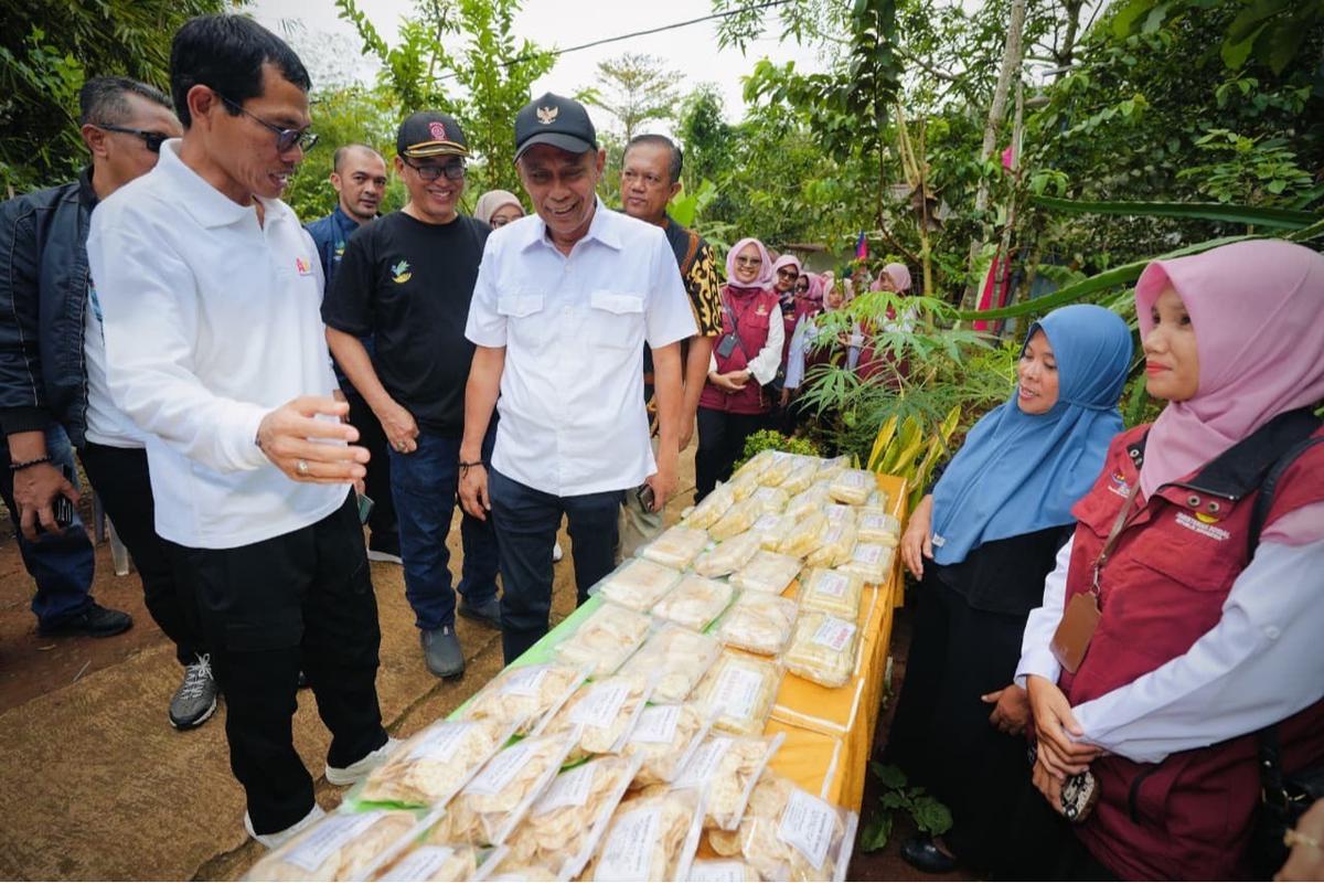 Wakil Menteri Sosial Agus Jabo Priyono saat meninjau Kampung Berdaya Kemensos di Desa Kalisalak, Kecamatan Kebasen, Kabupaten Banyumas, Minggu (31/8/2025).