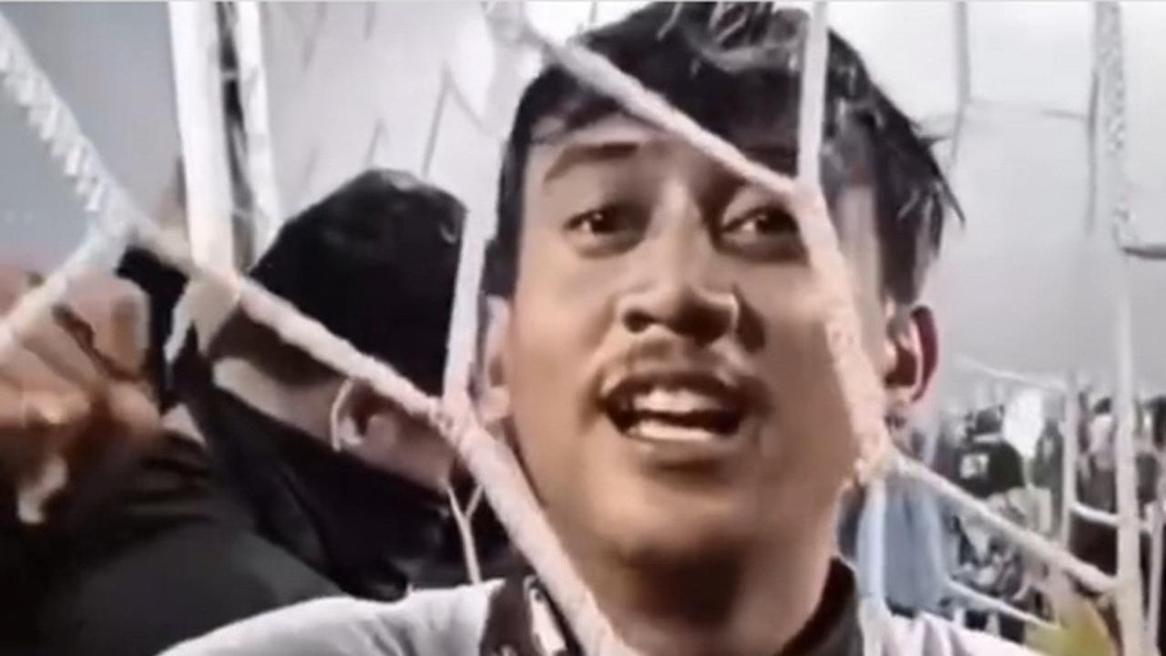 Bobotoh Cabut Rumput dan Gunting Jala Gawang GBLA
