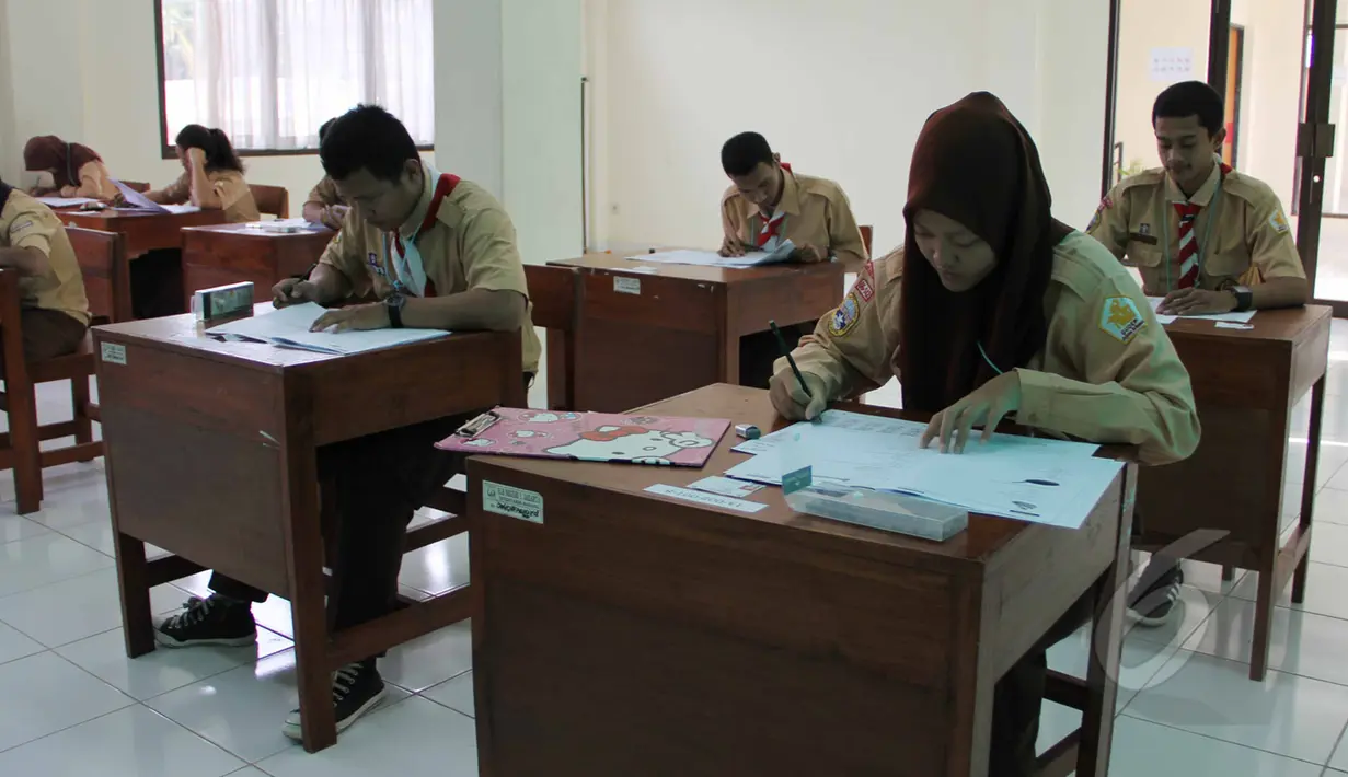 Sejumlah siswa mengikuti Ujian Nasional (UN) secara Paper Base Test (PBT) atau manual di SMAN Luar Biasa 01 Jakarta, Rabu (15/4/2015). 10 siswa mengikuti Ujian Nasional di hari ke 3 ini. (Liputan6.com/Helmi Afandi)