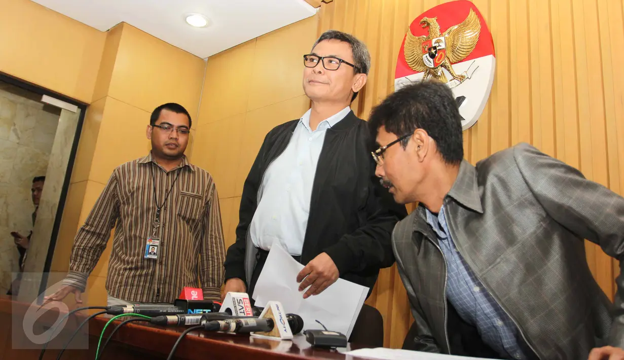 Plt Wakil Ketua KPK Johan Budi sebelum konferensi pers di Gedung KPK, Jakarta, Jumat (14/8/2015). KPK resmi menetapkan Bupati Musi Banyuasin Pahri Azhari dan istrinya sebagai tersangka kasus suap di Kabupaten Musi Banyuasin. (Liputan6.com/Helmi Afandi)