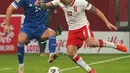 Gelandang Polandia, Jacek Goralski (kanan) berusaha merebut  bola dari gelandang Bosnia-Herzegovina Amer Gojak selama pertandingan UEFA Nations League di Wroclaw, Polandia, Rabu (14/10/2020). Polandia menang 3-0 atas Bosnia dan Herzegovina. (AFP Photo/Janek Skarzynski)