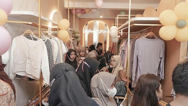 Selebgram Hany Purnama Asriy baru saja membuka outlet baru.