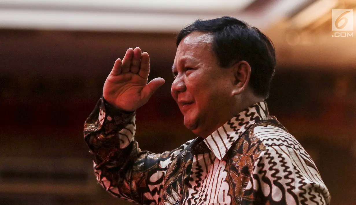 Ketua Umum Partai Gerindra Prabowo Subianto memberi hormat saat menghadiri Kongres V PDIP di Bali, Kamis (8/8/2019). Kedatangan Prabowo cukup bikin heboh peserta Kongres PDIP. (Liputan6.com/JohanTallo)