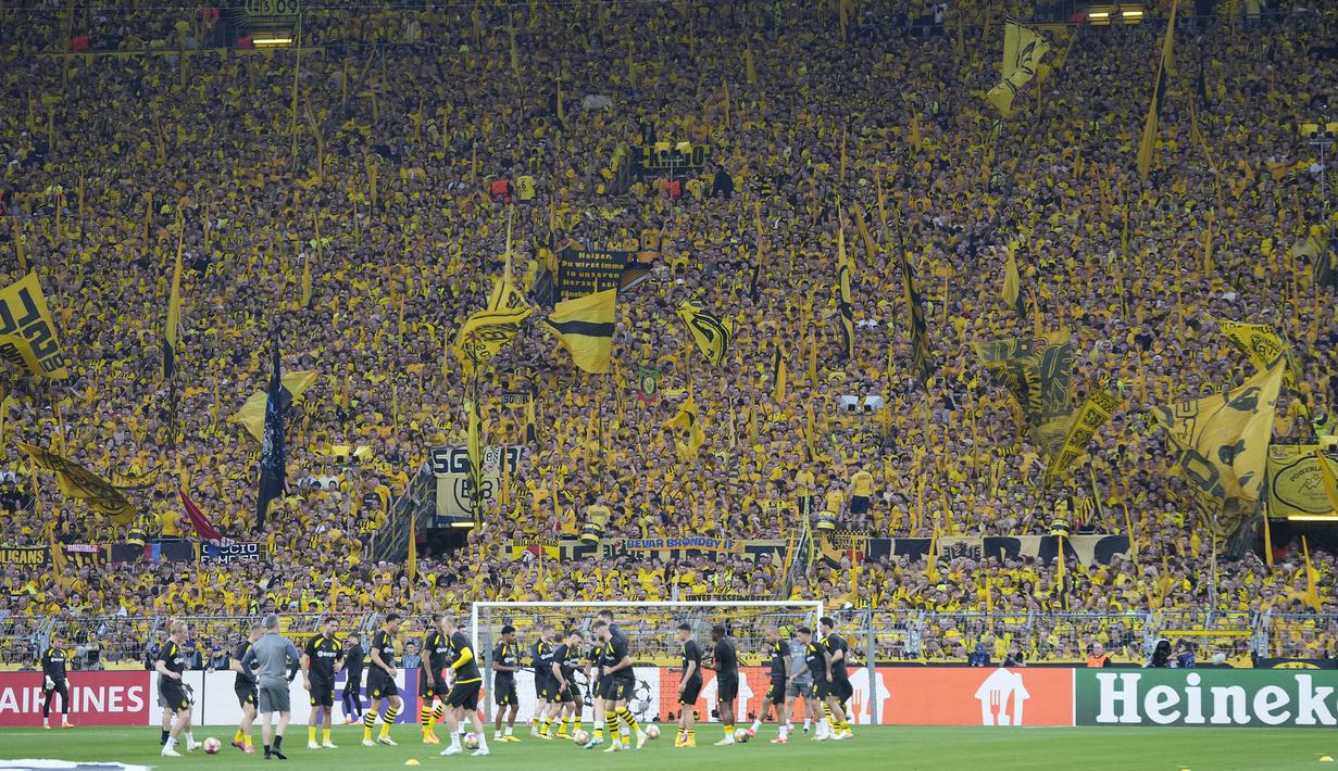 Para pemain Borussia Dortmund saat sesi pemanasan di hadapan para suporter yang memadati Signal Iduna Park Stadium jelang menghadapi PSG pada laga leg pertama semifinal Liga Champions 2023/2024, Rabu (1/5/2024). (AP Photo/Matthias Schrader)