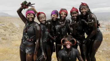 Sejumlah peserta berlumurkan minyak dan cat hitam berpose saat Festival Cascamorras di Baza, Spanyol, 6 September 2015. Festival ini diadakan setiap 6 September tiap tahunnya dan telah dilakukan selama 500 tahun terakhir. (REUTERS/Marcelo del Pozo)