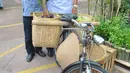 Pengunjung melihat sayur mayur saat Festival Napi Berkebun (FNB) 2015 di Pasar Festival Gelanggang Olahraga Soemantri Brodjonegoro, Kuningan, Jakarta Selatan, Jumat, (18/12/15). (Liputan6.com/Faisal R Syam)