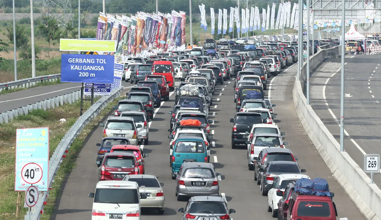Sejumlah kendaraan melintasi jalur pintu tol fungsional tol Brebes-Batang, Jawa Tengah, Rabu (21/6). Memasuki H-4 Lebaran, sejumlah pemudik mulai dapat melintasi jalur tol fungsional Brebes-Batang yang baru. (Liputan6.com/Gempur M Surya)