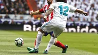 Duel pemain Atletico Madrid, Juanfran dan bek kiri Real Madrid, Marcelo (nomor punggung 12), pada musim lalu.  (FOTO / La Liga)